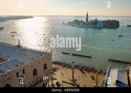 Venise Italie. Vue aérienne de la place Saint Marc en regardant vers l'île de San Giorgio Maggiore Banque D'Images