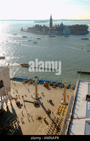 Venise Italie. Vue aérienne de la place Saint Marc en regardant vers l'île de San Giorgio Maggiore Banque D'Images