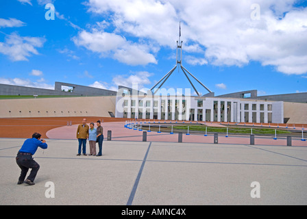 Les touristes prenant des photos devant le Parlement fédéral australien à Canberra ACT En Australie Banque D'Images