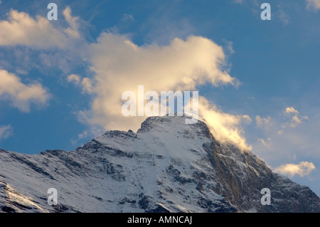 L'Eiger north face au coucher du soleil avec les nuages. Banque D'Images