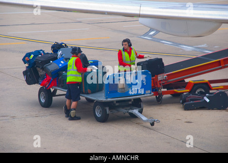 Bagagistes charger des bagages sur un avion de passagers à Sydney Australie Banque D'Images