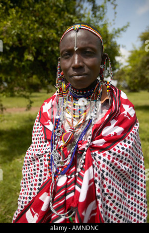 Les femmes Masai en robe dans village près de Parc national de Tsavo Kenya Afrique Banque D'Images