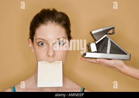 Portrait de femme avec Polaroid Banque D'Images