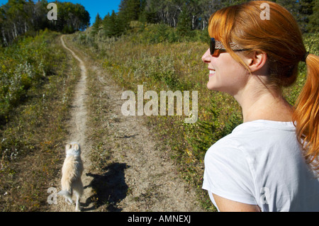 Randonnée femme avec son chien Banque D'Images