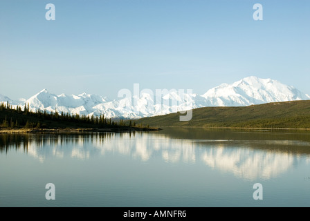 Le PARC NATIONAL DE DENALI EN ALASKA Le mont Mckinley se reflétant dans le lac étonnant de l'ALASKA Banque D'Images