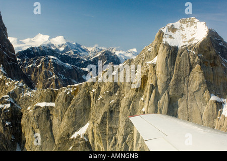 ALASKA DENALI NATIONAL PARK VUE AÉRIENNE DE MT McKINLEY WEST BUTTRESS SUR UN CIEL BLEU CLAIR JOUR DE L'ALASKA Banque D'Images