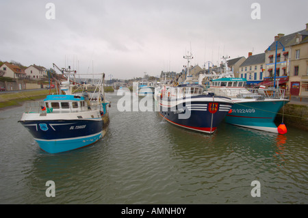 Les chalutiers français dans un port de Normandie. Port en Bessin Huppain Banque D'Images