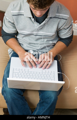 Teenage Boy Using Laptop Banque D'Images