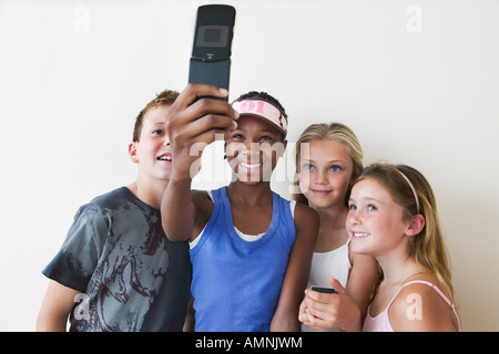 Les enfants à l'aide téléphone appareil photo Banque D'Images