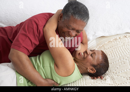 Couple au lit Banque D'Images