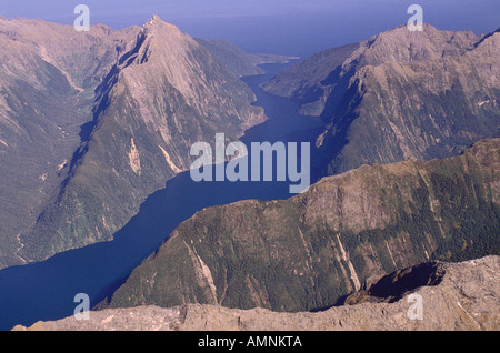 Milford Sound et la Mitre Peak, Fjordland National Park, South Island, New Zealand Banque D'Images