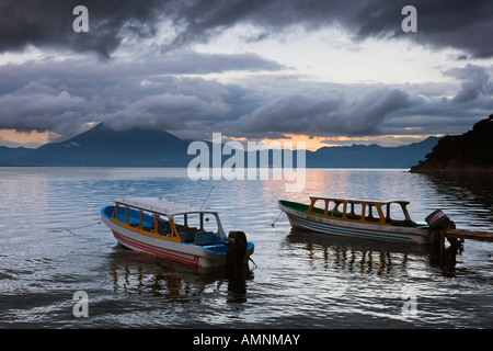 Coucher de soleil sur le lac Atitlan, Santa Catarina Palopo, Guatemala Banque D'Images