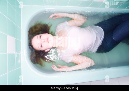 Woman in Bathtub Banque D'Images