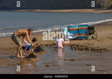 De la famille des châteaux de sable sur la plage. Côté mer traditionnel anglais scène. Runswick Bay, North Yorkshire Angleterre Parc National Banque D'Images