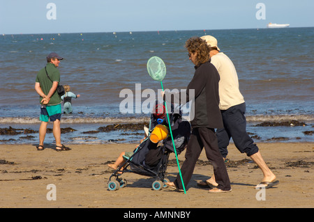 Balades en famille le long de la plage. Runswick Bay North Yorkshire Angleterre Banque D'Images