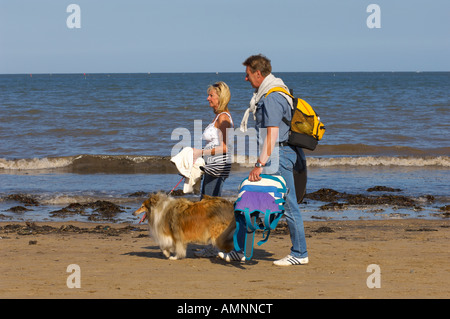 Balades en famille le long de la plage. Runswick Bay North Yorkshire Angleterre Banque D'Images