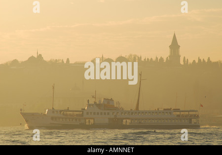 ISTANBUL, TURQUIE. Vue d'un ferry sur le Bosphore corne d'or, avec le palais de Topkapi derrière. L'année 2007. Banque D'Images