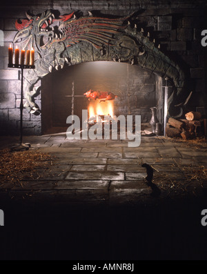 Saint George's day dans un château médiéval avec cochon de lait rôti au feu de cheminée avec une sculpture d'un Dragon au-dessus. Banque D'Images