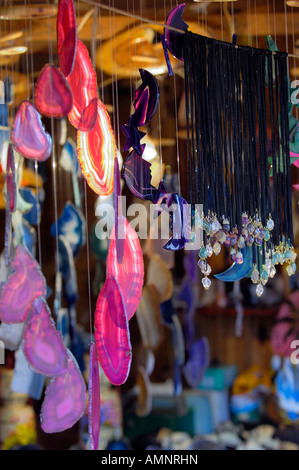 Une exposition de pierres colorées et d'amulettes sur un étal extérieur souvenirs San Ignacio Mini dans la province de Misiones, Argentine Banque D'Images