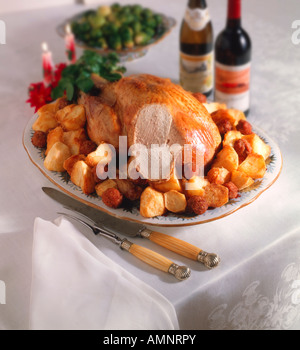 Dindon Rôti Entier le dîner, le déjeuner. Dîner de Noël fête traditionnelle Banque D'Images