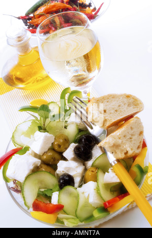 Salade grecque et le vin blanc, elevated view Banque D'Images