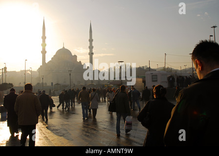 ISTANBUL. Tôt le matin, les navetteurs au travail à pied du port des ferries à Eminonu. Le Yeni Mosque est dans la distance. L'année 2007. Banque D'Images