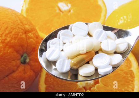 Comprimés de vitamines et des oranges Banque D'Images