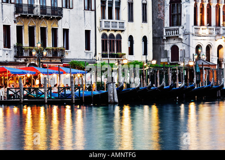 Gondoles ancrée sur Grand Canal, Venise, Italie Banque D'Images