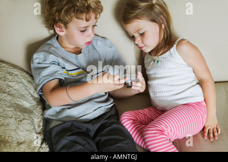 Enfants Looking at Camera Banque D'Images