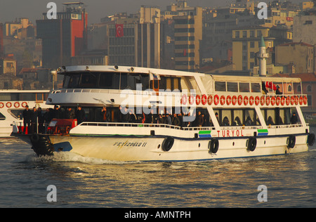 ISTANBUL, TURQUIE. Un matin tôt de banlieue Bosphore ferry arrivant à Eminonu terminal de ferry sur la Corne d'or. L'année 2007. Banque D'Images