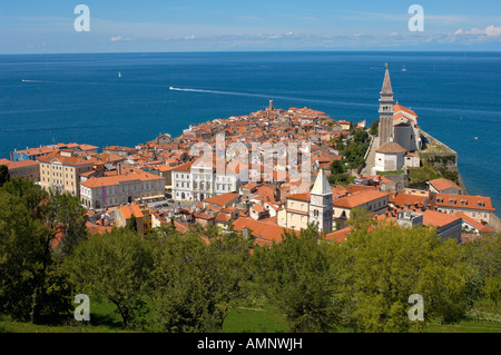 Vue sur les toits avec vue sur la mer au loin. Eglise St Georges et de la Mairie de premier plan. Piran Slovénie Banque D'Images
