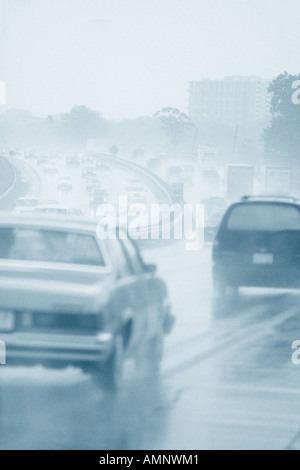 La circulation sous la pluie Banque D'Images