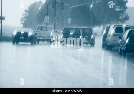 La circulation sous la pluie Banque D'Images