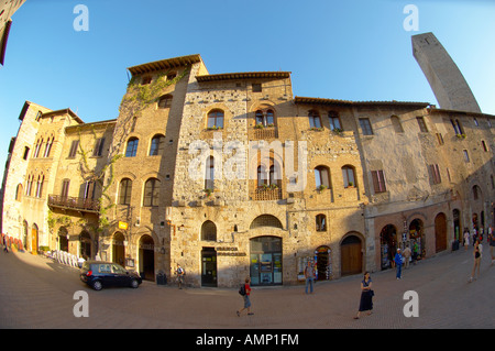 Maisons médiévales autour de Plazza Cisterna historique de la ville, San Gimignano, dans les collines du Chianti, Toscane, Italie. Banque D'Images