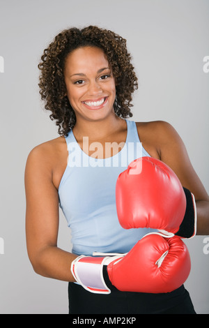 African woman wearing boxing gloves Banque D'Images