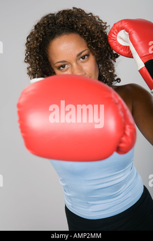 African woman wearing boxing gloves Banque D'Images