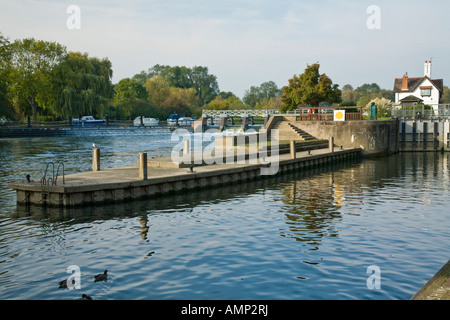 Serrure verrou Weir et keeper s cottage sur la Tamise à Goring et Streatley dans l'Oxfordshire Banque D'Images