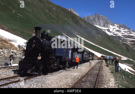 Conserves de machine à vapeur avec le train s'arrêtant à la Furka avant d'entrer dans le tunnel pour la descente finale à Gletsch Banque D'Images