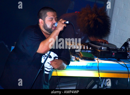 Newark hiphop band dälek Dalek DJ Oktopus et MC Dalek sur scène à Birmingham Festival supersonique Custard Factory 2006 Banque D'Images