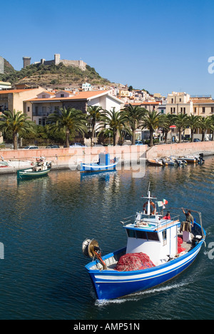 Dh BOSA SARDAIGNE bateau de pêche local fleuve Temo waterfront Serravalle Château Banque D'Images