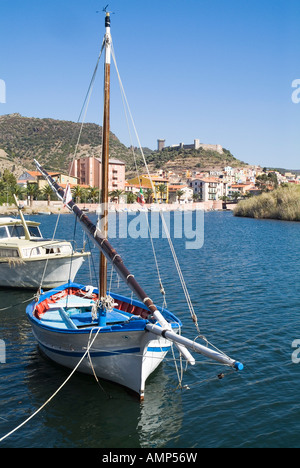 Fleuve Temo dh SARDAIGNE BOSA à voile traditionnelles locales Château de Serravalle Banque D'Images