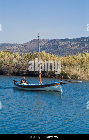 dh rivière Temo BOSA SARDAIGNE bateau à voile sarde local traditionnel italien un homme Banque D'Images