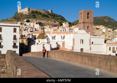 Italien SARDAIGNE BOSA dh femme marche sur la rivière Temo château pont Serravalle Banque D'Images