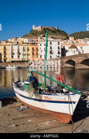 Bateau de pêche dh BOSA SARDAIGNE pont fleuve Temo Château Serravalle Banque D'Images