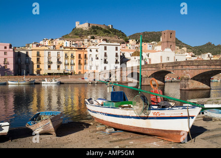 dh BOSA SARDAIGNE bateau de pêche Rivière Temo pont Serravalle Château ville berge bateaux de peuplement Banque D'Images