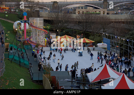 Le centre-ville d'Édimbourg Princes Street Gardens fêtes de Noël patinoire Janvier 2007 Banque D'Images