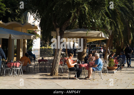 ALGHERO SARDAIGNE dh Tourist couple séance détente à piazza cafe Banque D'Images