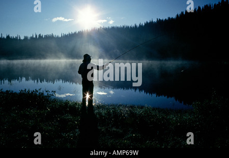 Un pêcheur de mouche pour la truite fardée jette sur un lac alpin dans le Mont Zirkel Wilderness area near Steamboat Springs Banque D'Images