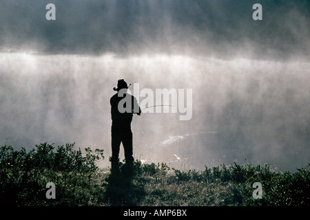 Un pêcheur de mouche pour la truite fardée jette sur un petit lac alpin dans le Mont Zirkel réserve intégrale dans les Rockies du Colorado Banque D'Images