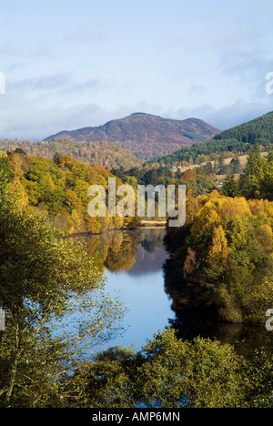 dh LOCH FASKALLY PERTHSHIRE arbres d'automne montagne glen scotland tummel vallée paysage rivière montagnes belles bois Banque D'Images